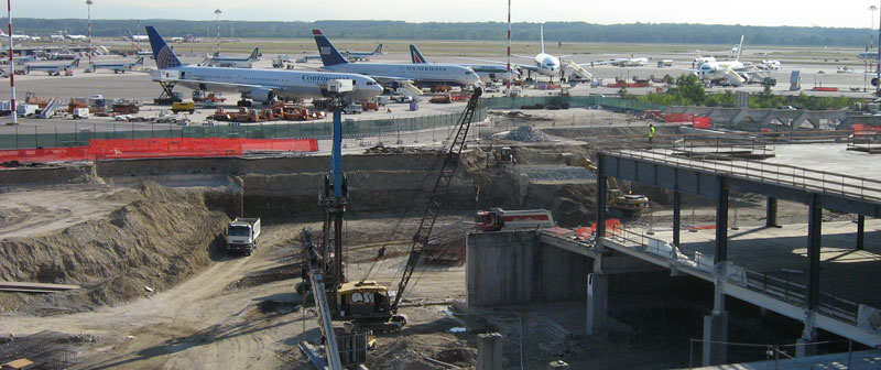 Mezzi di cantiere in aeroporto