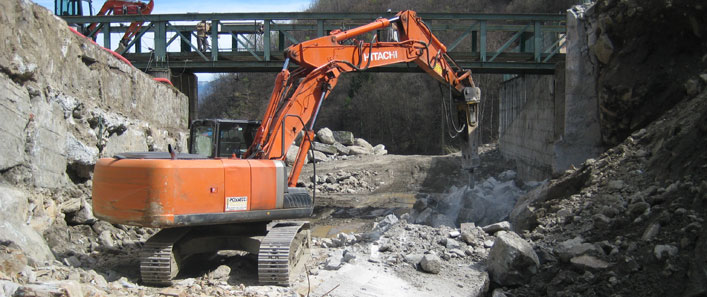 Cantiere di demolizione meccanica